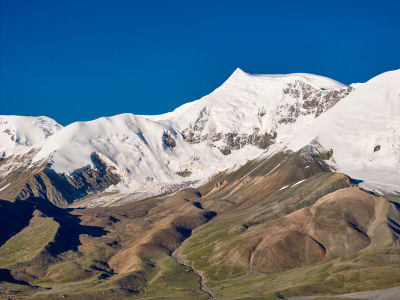 航拍阿尼玛卿雪山