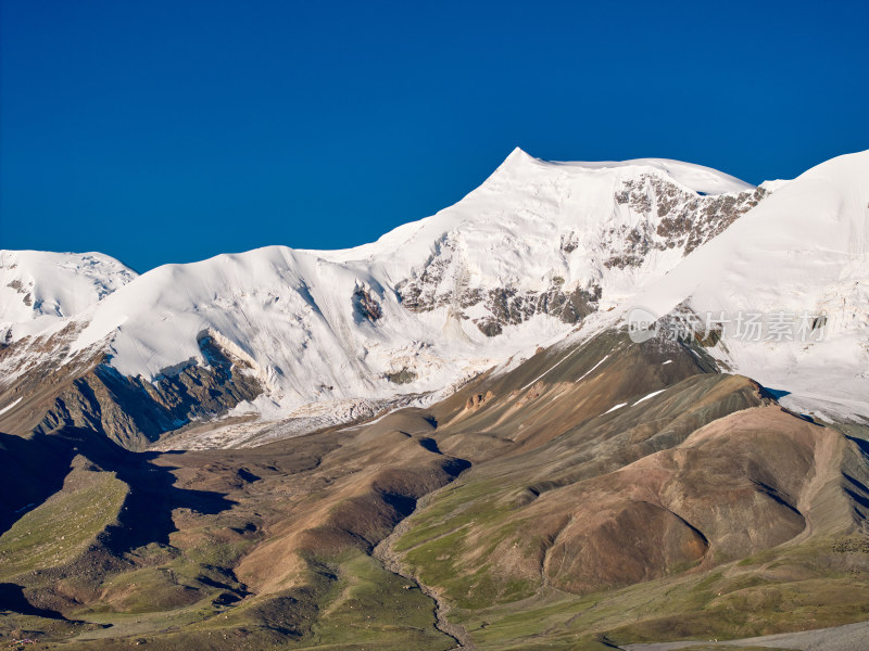 航拍阿尼玛卿雪山