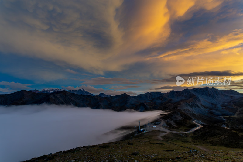 山间云海之上壮观的黄昏天空景象