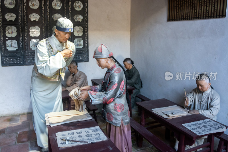 古代学堂传授知识场景