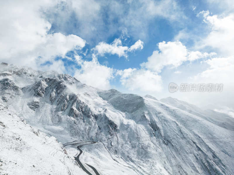 航拍下雪后的川西风光