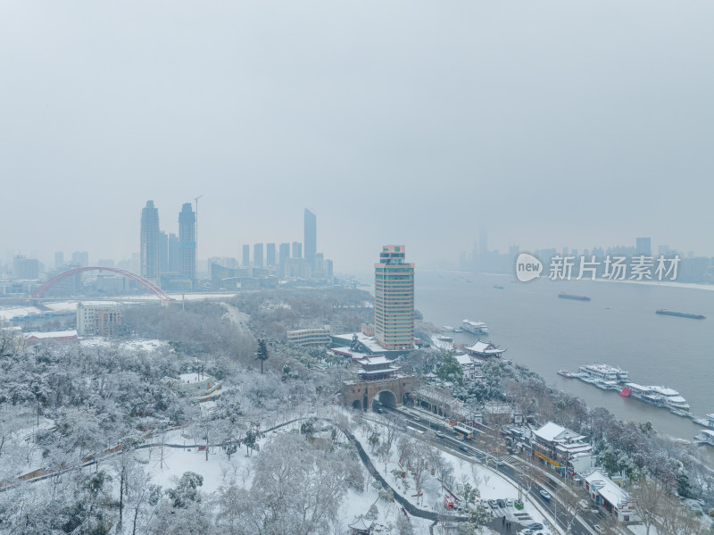 武汉汉阳江滩和南岸嘴公园雪景风光