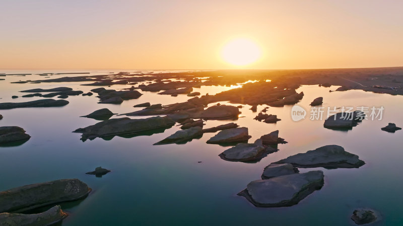 青海水上雅丹地貌航拍