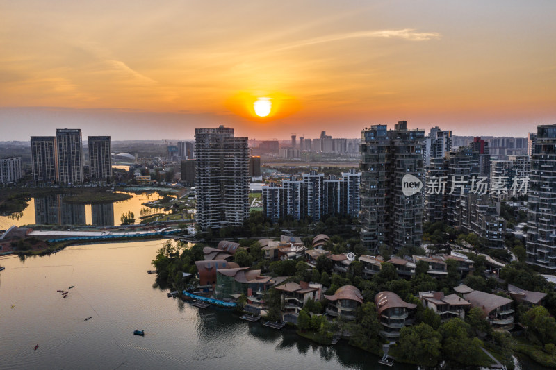 成都富人区麓湖的日落航拍风光全景图