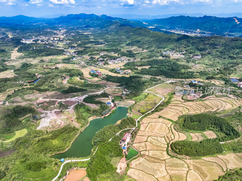 南方丘陵山川农田航拍图