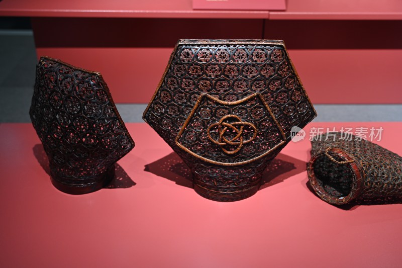 中式传统竹编工艺品展示