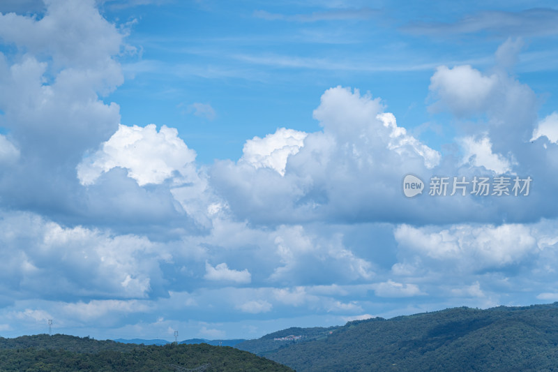 山顶的天空和风景