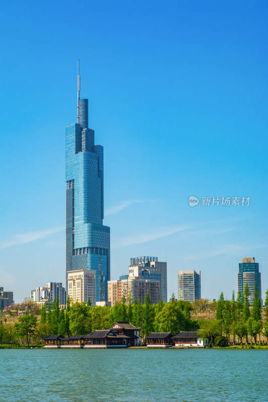 江苏南京紫峰大厦与玄武湖