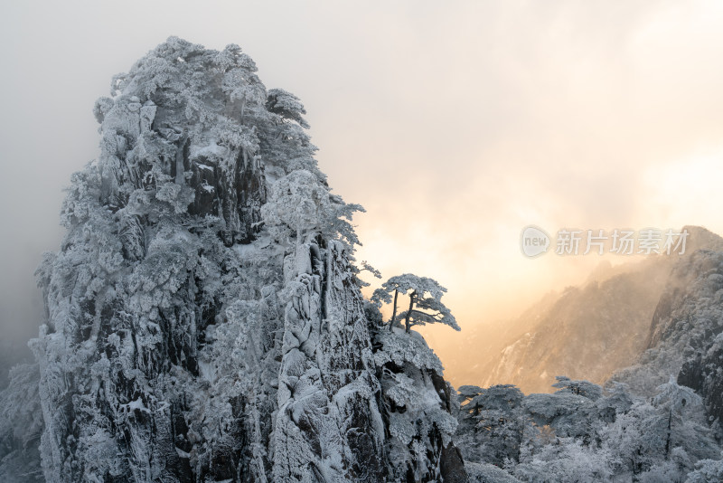 雪中黄山巍峨壮观的景象