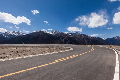 公路远山