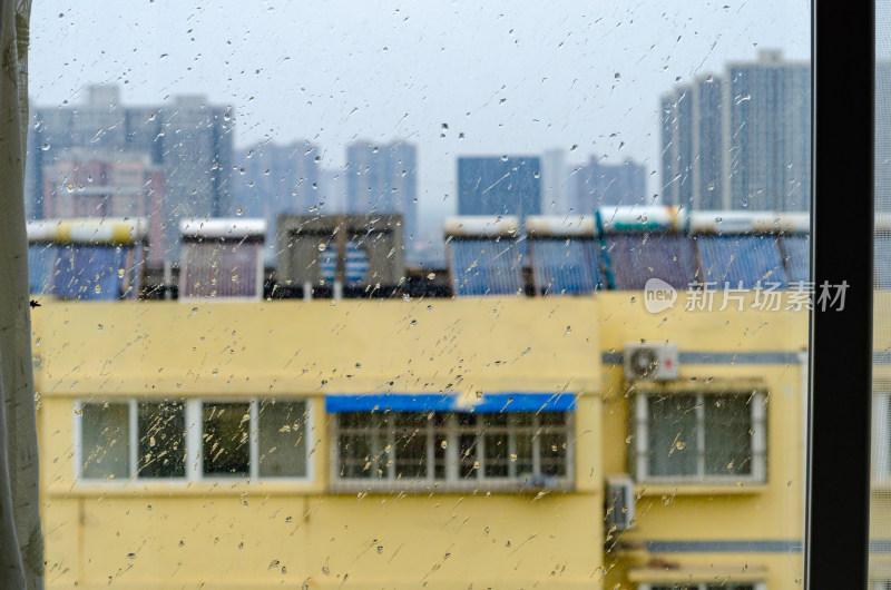 透过雨窗看城市建筑