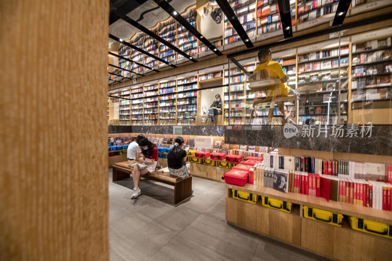 深圳宝安壹方城觅书店内顾客阅读场景