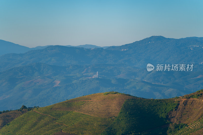 山顶的天空和风景