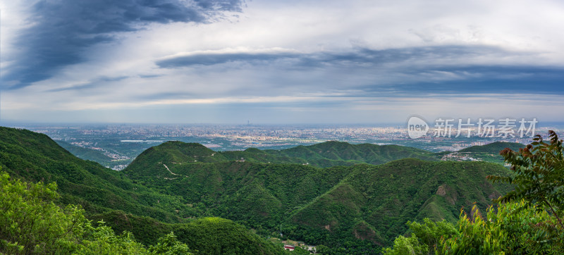 从西山俯瞰北京城市海淀区全景