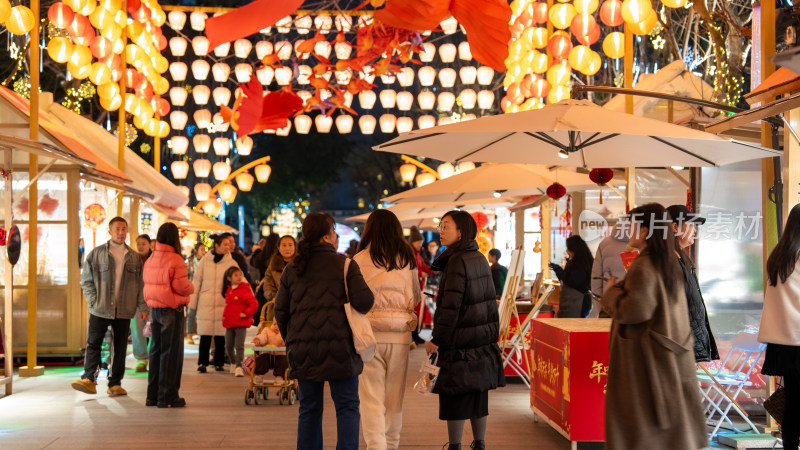 成都铁像寺水街新年氛围吸引市民打卡游玩