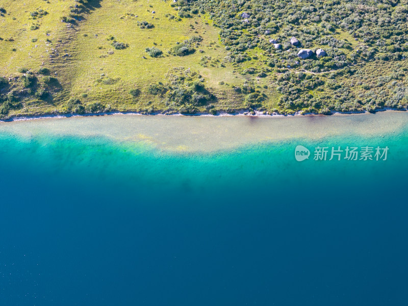 航拍川西若根错湛蓝色的湖水