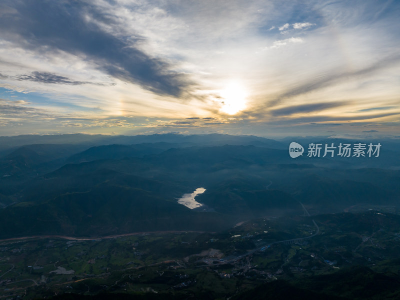 阳光照耀下的山脉云海壮丽风景