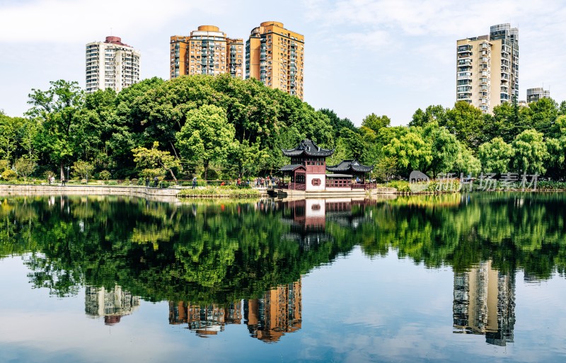 上海和平公园湖边中式建筑与城市高楼倒影