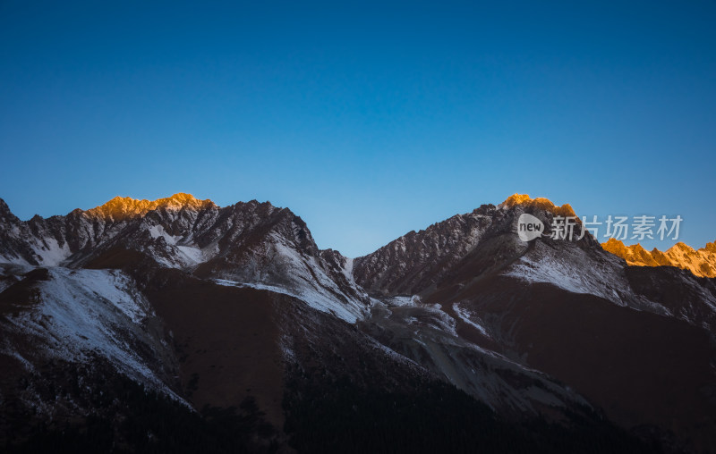 雪山日出日照金山自然风景