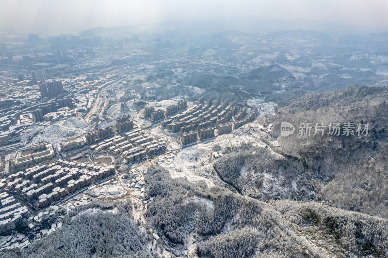 山川丘陵农田冬天雪景航拍图