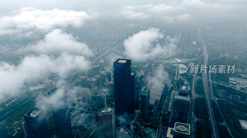 云雾中城市建筑航拍全景