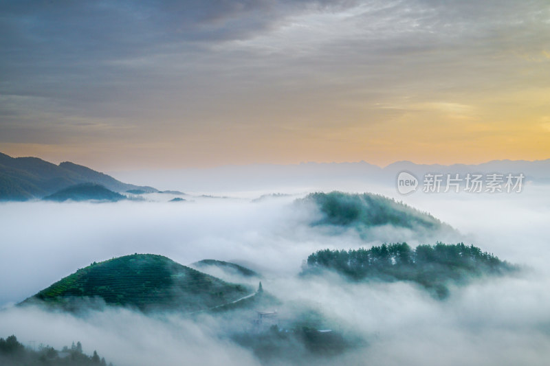 重庆酉阳：云雾山间的金色晨曦