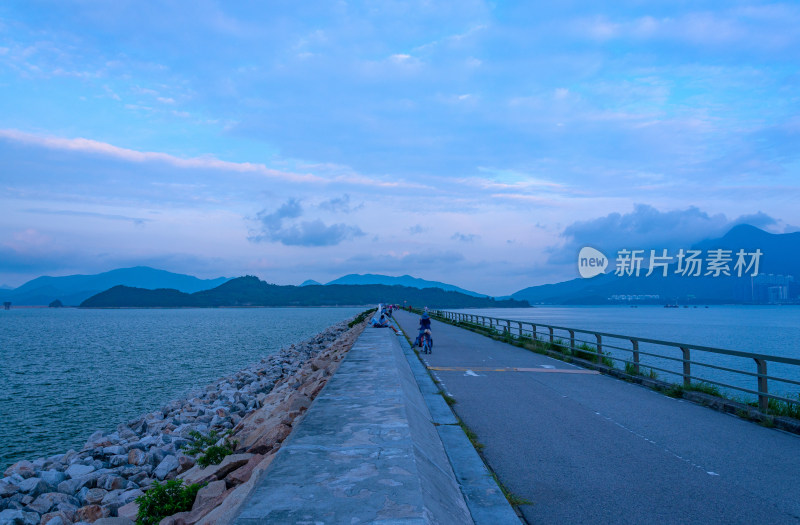 香港大埔区大美督船湾淡水湖海岸堤坝