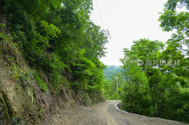 山间蜿蜒的泥土小路