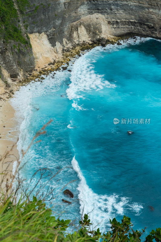 海岸边礁石与海浪景观