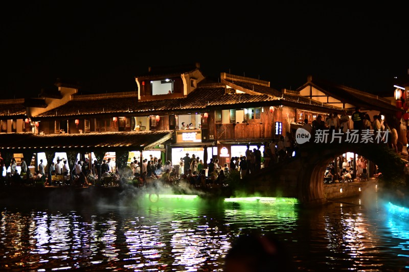 水乡古镇夜晚热闹景象