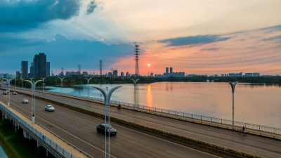 湖北武汉金银湖道路晚霞风光