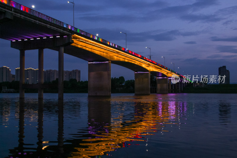 夜幕下的城市之桥