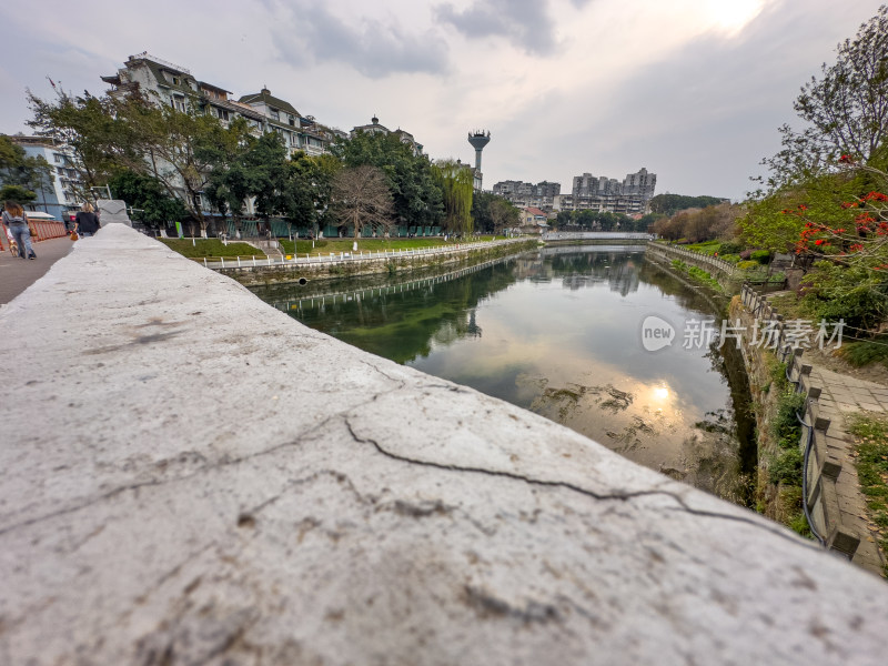 宁静的河边城市风光