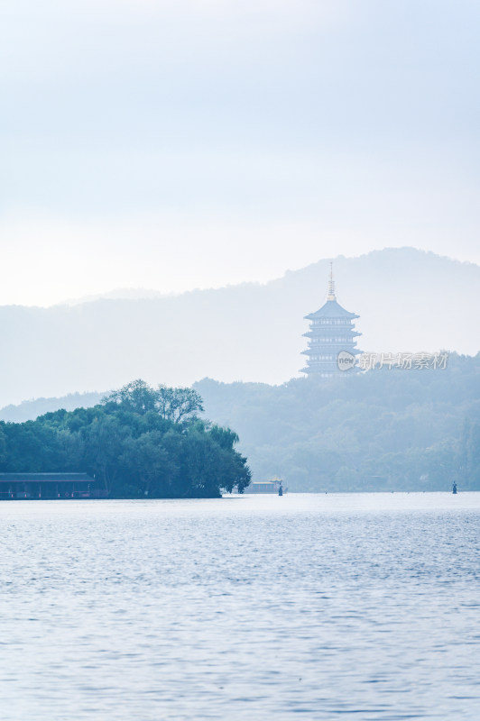 立冬杭州西湖日出朝霞水面倒影