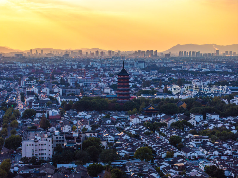 航拍夕阳下苏州古城区北寺塔高新区同框