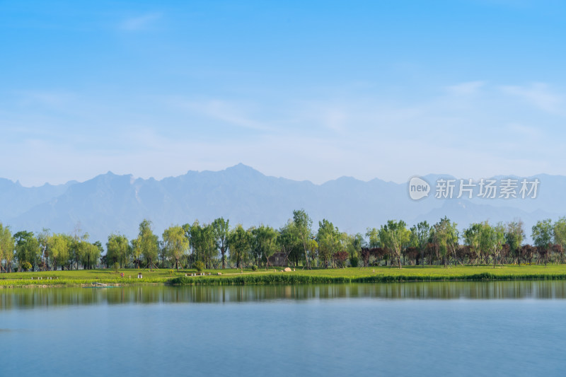 夜幕下的湖水和远山西安昆明湖