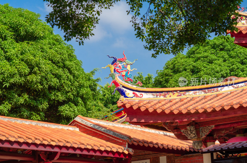 福建泉州承天寺大殿屋檐上的剪瓷雕