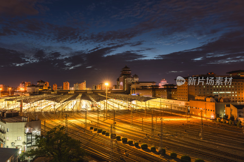 北京西站火车站夜景 铁轨上的离别与重逢