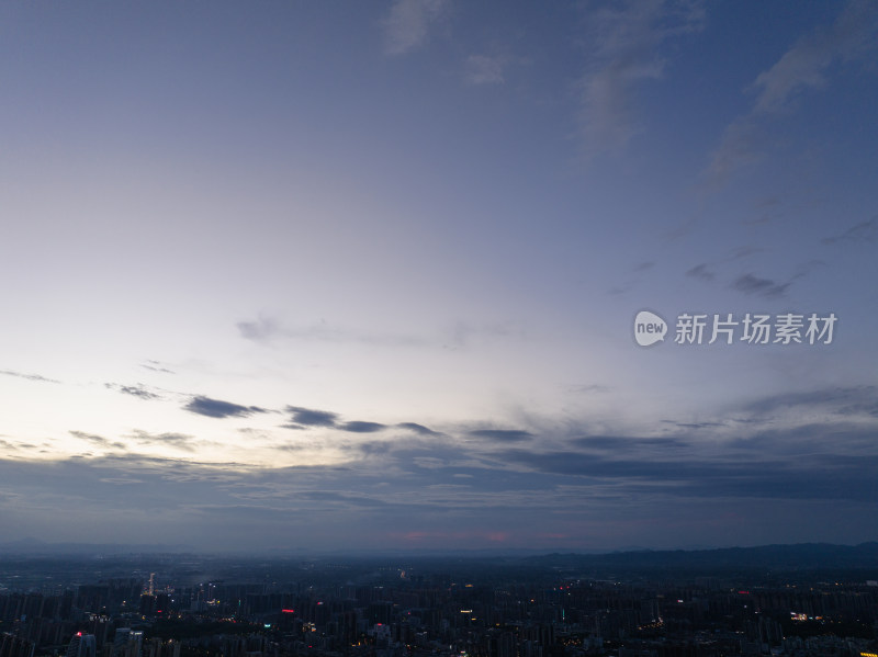 日落蓝调时刻 繁华城市上空 梦幻晚霞云层