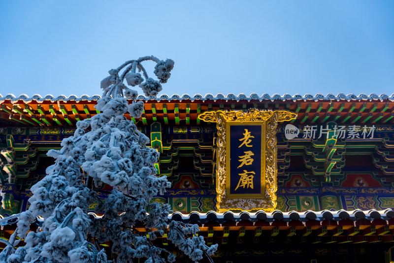 河南老君山景区冬季大雪古建筑房檐夜景