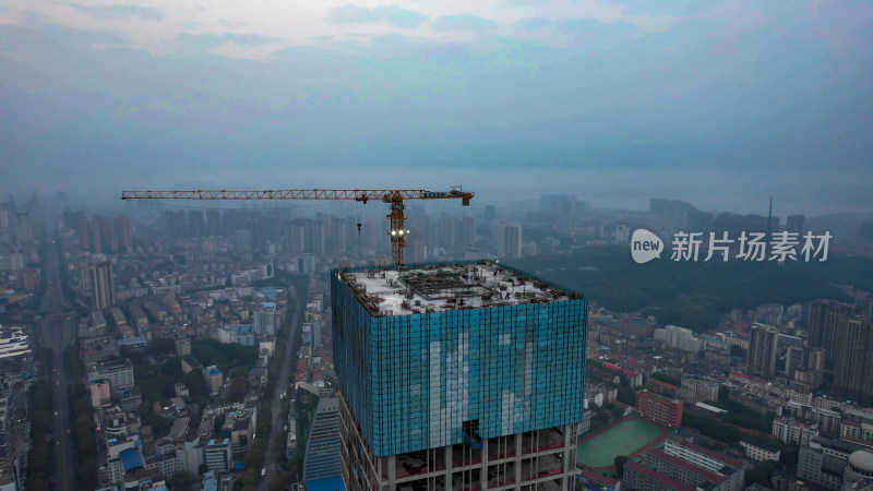 城市高楼建筑封顶施工航拍