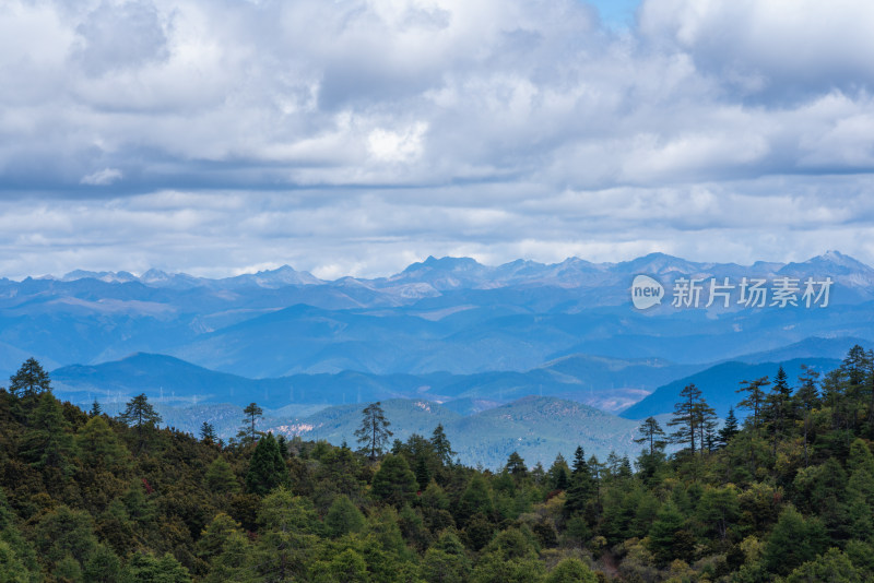 云南香格里拉蓝天白云雪山自然风光