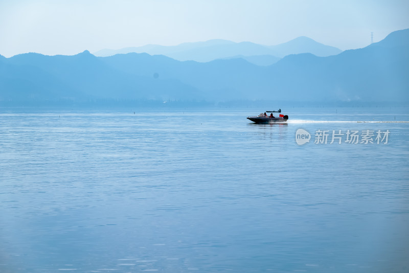 冬日晴朗的午后，浙江宁波东钱湖户外风光