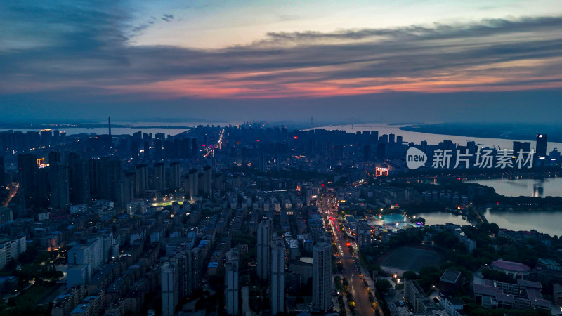 晚霞中的江西九江城市夜景航拍图