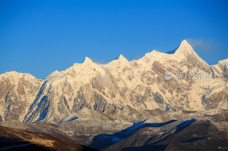 西藏林芝雪景南迦巴瓦峰日照金山雪山夕阳