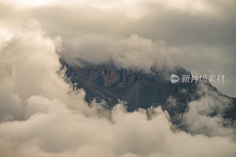 云雾中的森林山峰虎头山