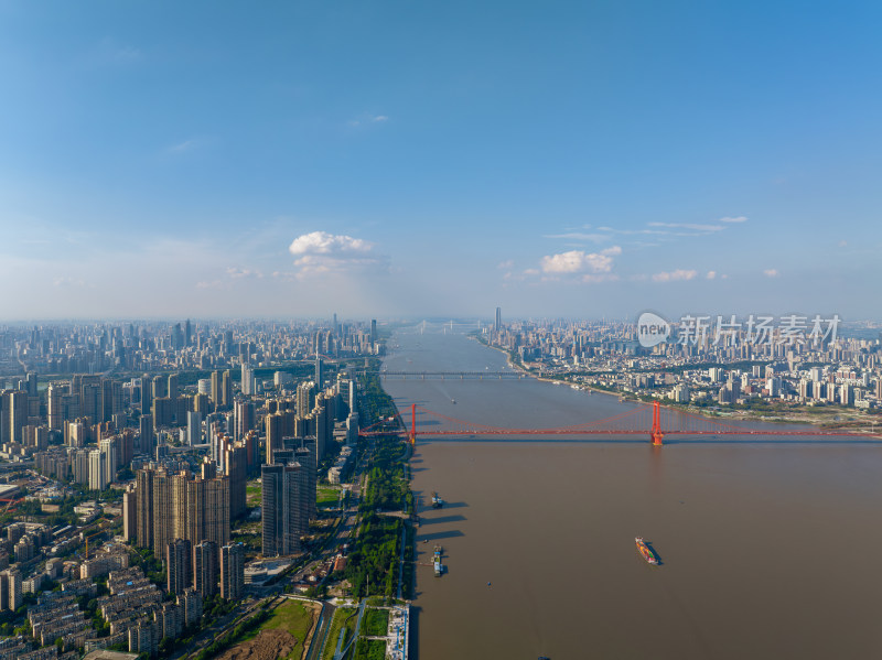 航拍夏季白天武汉长江上的桥梁和城市天际线