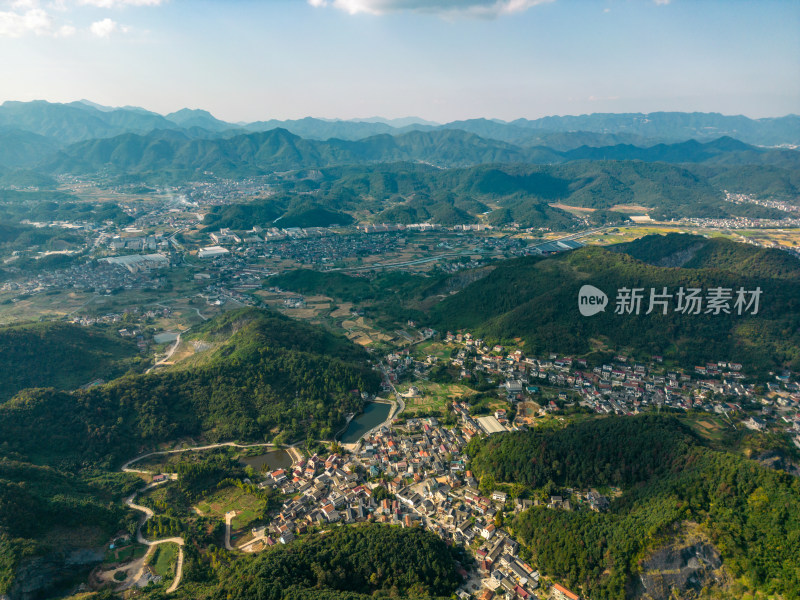 航拍蓝天白云下的青山河流村庄风光