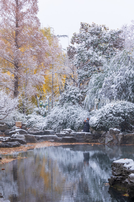 山东济南大明湖趵突泉泉水冬天雾气雪景