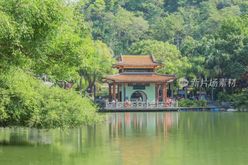 广西柳州立鱼峰风景区鱼峰公园灵泉阁